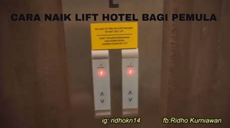 Cara naik lift hotel